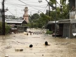 Ratusan Warga Terjebak Banjir di Gang Pelita II Jalan Brigjend Katamso Medan