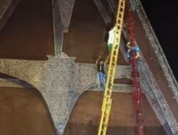 Gegara Depresi, Pria di Taput Panjat Pohon Natal Setinggi 15 Meter