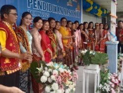 Kepala sekolah SMA Negeri 1 Bawolato Rosmawati Harefa S.Pd Bertindak Sebagi Pembina Upacara Hari Pendidikan Nasional