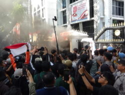 Tolak Tunjangan DPR. Massa Demo Robohkan Gerbang DPRD Sumut