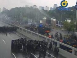 Massa Masuk Tol Dalam Kota. Suasana Demo di DPR Tiba-Tiba Mencekam