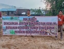 Masyarakat Korban Banjir Bandang Pahae jae Bentang Spanduk Tolak Rehab Rumdis Bupati Taput