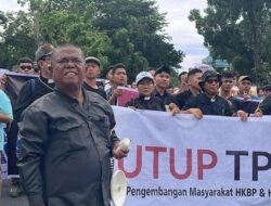 Ribuan Masyarakat Kabupaten Toba Menggelar Aksi Unjuk Rasa di Kantor Gubernur