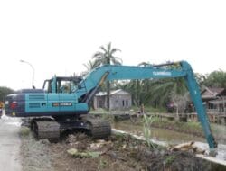 Wali Kota Mahyaruddin Tinjau Pengerukan Sungai Pasar Traktor