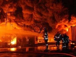 Kebakaran Hebat Pabrik Sandal Swallow di Medan