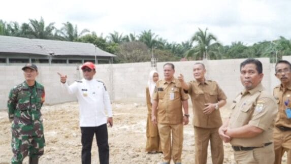 Pembangunan Gerai Koperasi. Bupati Pelalawan Turun Langsung ke Lokasi di Desa Trantang Manuk