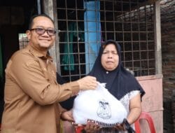 Wakil Wali Kota Fadly Abdina Serahkan Bantuan Kepada Korban Kebakaran