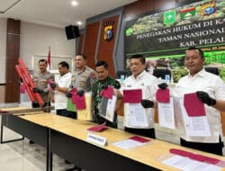 Polda Riau Menggelar Konferensi Pers,Terkait Penangkapan 9 Tersangka, Perusakan Posko dan Pemilik Kebun TNTN Tesso Nilo