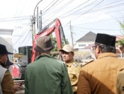 Wali Kota Mahyaruddin Tinjau Normalisasi Drainase HM Nur