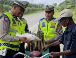 Sat Lantas Polres Batu Bara Laksanakan “Jumat Berkah” Bagikan Paket Sembako Kepada Masyarakat Yang Membutuhkan