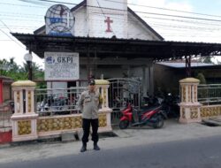 Bhabinkamtibmas Polsek Lima Puluh Laksanakan Pengamanan Ibadah di Gereja GKPI Blok 8 Lima Puluh