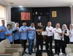 Audiensi Bersama PWI, Wali Kota Tanjungbalai Terima Cinderamata HPN 2026