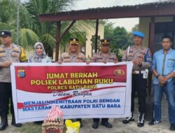 Polsek Labuhan Ruku Berikan Bantuan Kepada Kaum Dhuafa Dalam Kegiatan Jumat Berkah