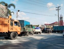 Imbas Konflik di Timur Tengah. Antrean Panjang Kendaraan Memadati SPBU di Kota Medan