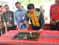 Pemkab Humbahas Resmikan Jalan dan Pemasangan Peneng Rumah Program PPKT di Baktiraja