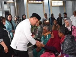 Buka Puasa. Umat Muslimin dan Muslimat Desa Sihite II.Bersama Bupati Humbahas