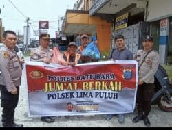 Polsek Lima Puluh Laksanakan Giat Jumat Berkah Bagikan Sembako di Kelurahan Lima Puluh Kota