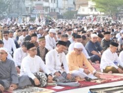 Wali Kota Mahyaruddin Bersama Ribuan Warga Laksanakan Salat Id di Alun-alun Sultan Abdul Jalil Rahmadsyah