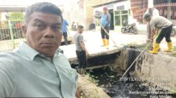 Lurah Beserta 12 Kepala Lingkungan Mabar Hilir Lakukan Kegiatan Gotong Royong 