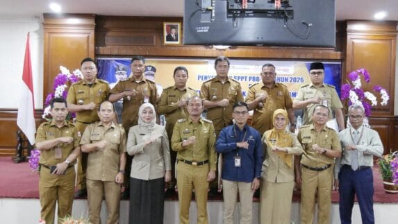 Wali Kota Mahyaruddin Serahkan Simbolis SPPT PBB-P2 dan Tagihan PKB