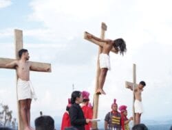 Ibadah Jumat Agung di HKBP Simorangkir, Bupati Taput Ajak Jemaat Gaungkan Kembali Wisata Rohani Salib Kasih