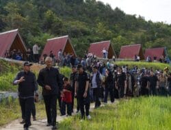 Refleksi Jumat Agung, Bupati Taput Dr. Jonius Taripar Parsaoran Hutabarat Hadiri Visualisasi Jalan Salib di Siatas Barita