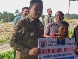 Bupati Humbahas Salurkan Bantuan Santunan Korban Bencana Alam di Pakkat