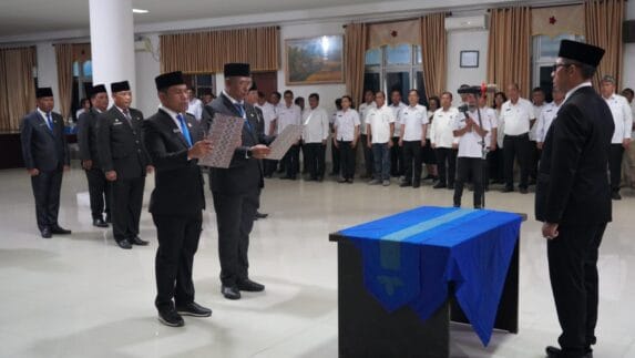 Segarkan Birokrasi, Bupati JTP Lantik Pejabat Eselon II dan Beri Deadline Satu Minggu Serahkan Program Konkret