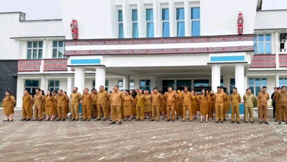 Disiplin, Siaga, dan Bertanggung Jawab. Bupati Tapanuli Utara Pimpin Apel Gabungan Dihalaman Kantor Bupati