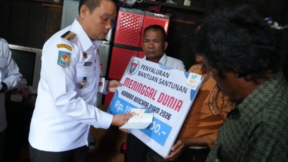 Bupati Humbahas Serahkan Bantuan Korban Bencana Alam Air Sungai Meluap di Pollung