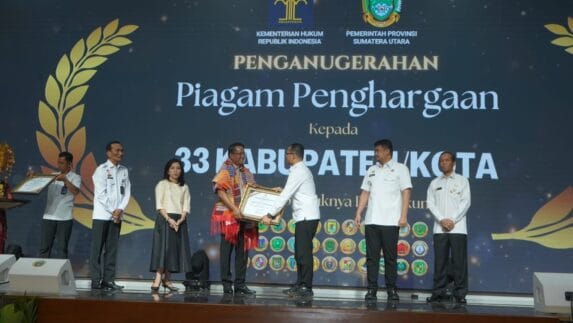 Plh Wali Kota Tanjungbalai Terima Piagam Penghargaan Dari Menteri Hukum RI