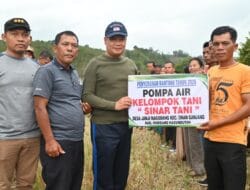 Di Tengah Sawah, Bupati Humbahas Serahkan Pompa Air di Onan Ganjang