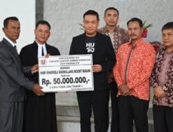 Bupati Humbang Hasundutan Ibadah di HKBP Sinambela-Simanullang, Serahkan Bantuan Hibah Keagamaan Rp50 Juta