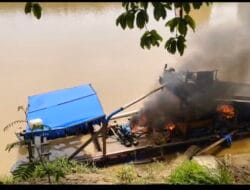 Beroperasi di Wilayahnya, Warga PuntiKalo Kejar dan  Bakar Rakit Peti 