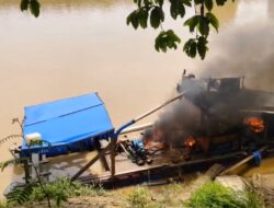 Beroperasi di Wilayahnya, Warga PuntiKalo Kejar dan  Bakar Rakit Peti 