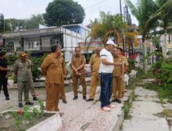Bupati Tapanuli Utara.Dr. jonius Taripar Parsaoran Hutabarat. S.Si.M. meninjauSungai aek sigeaon