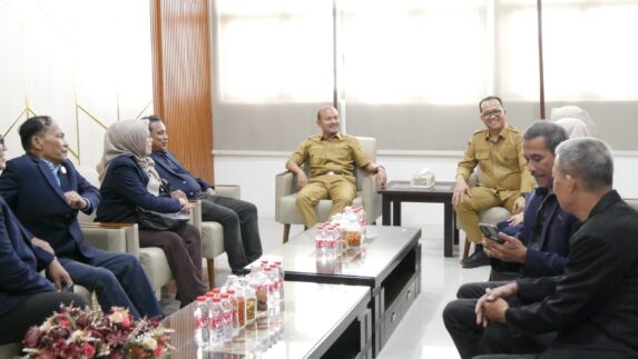 Wali Kota Mahyaruddin Terima Audiensi PB IKA UMA