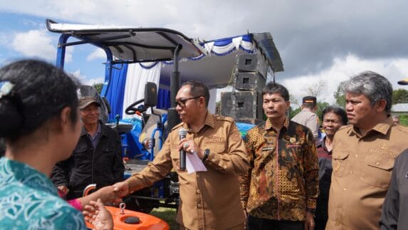 Gebrakan Nyata Pemkab Taput: Kunker di Pangaribuan, Bupati JTP Hutabarat Salurkan Bantuan Masif dan Pastikan Perbaikan Infrastruktur 