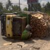 Truk Pengangkut Kayu Terguling di Jalan Tanjung Morawa