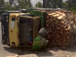 Truk Pengangkut Kayu Terguling di Jalan Tanjung Morawa