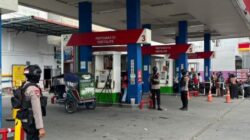Pastikan Distribisi BBM Lancar. Brimob Mengintensifkan Pengamanan di SPBU