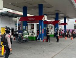 Pastikan Distribisi BBM Lancar. Brimob Mengintensifkan Pengamanan di SPBU
