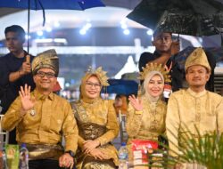 Wali Kota Tanjungbalai dan Ketua TP-PKK Ikuti Karnaval Budaya Nusantara APEKSI ke-18 Kota Medan