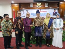 Kepala BKN RI Serahkan Piagam Penghargaan Kepada Wali Kota Mahyaruddin