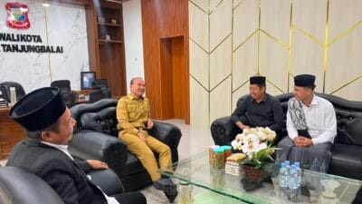 Wali Kota Mahyaruddin Berangkatkan M Rijal Hafiz Al Muttaqin Nasution Kuliah ke Al-Ahgaff University Yaman