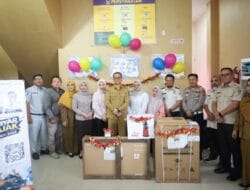 Wakil Wali Kota Tanjungbalai Serahkan Hadiah Kepada Lima Wajib Pajak