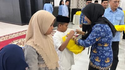 Pemko Serahkan Alat Bantu Bagi Penyandang Disabilitas dan Seragam Sekolah