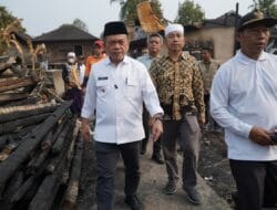Gubernur Al Haris Turun Langsun Serahkan Bantuan untuk Korban Kebakaran di Desa Buat Kabupaten Bungo
