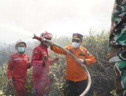 Tak Gentar Lewati Medan Sulit, Al Haris Berjibaku Padamkan Karhutla di Pelosok Tanjabtim